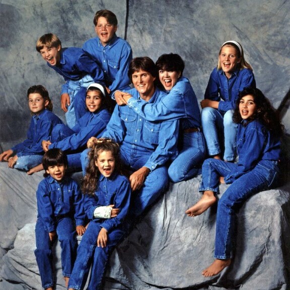 Vuoden 1991 kuvassa vasemmalta oikealle: ylärivissä Brandon Jenner ja Burton Jenner. Keskirivissä Brody Jenner, Kourtney Kardashian, Bruce Jenner, Kris Jenner, Cassandra Jenner ja Kim Kardashian. Alarivissä Robert Kardashian Jr. ja Khloe Kardashian. Vuoden 1991 kuvassa vasemmalta oikealle: ylärivissä Brandon Jenner ja Burton Jenner.  Keskirivissä Brody Jenner, Kourtney Kardashian, Bruce Jenner, Kris Jenner, Cassandra Jenner ja Kim Kardashian.  Alarivissä Robert Kardashian Jr. ja Khloe Kardashian.