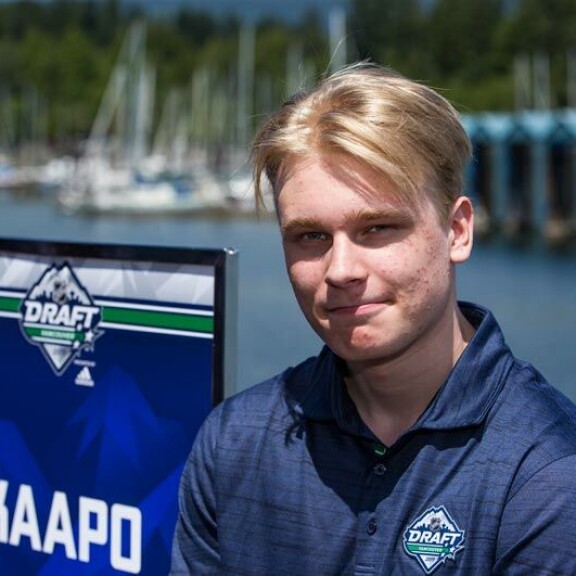 Kaapo Kakosta tuli viimeistään viimevuotisen Leijonien MM-kullan myötä koko kansan juhlittu kiekkosankari. Tällä hetkellä 190-senttinen charmantti TPS-kasvatti pitää kuntoaan yllä kotikaupungissaan Turussa. Kaapo Kakosta tuli viimeistään viimevuotisen Leijonien MM-kullan myötä koko kansan juhlittu kiekkosankari. Tällä hetkellä 190-senttinen charmantti TPS-kasvatti pitää kuntoaan yllä kotikaupungissaan Turussa.