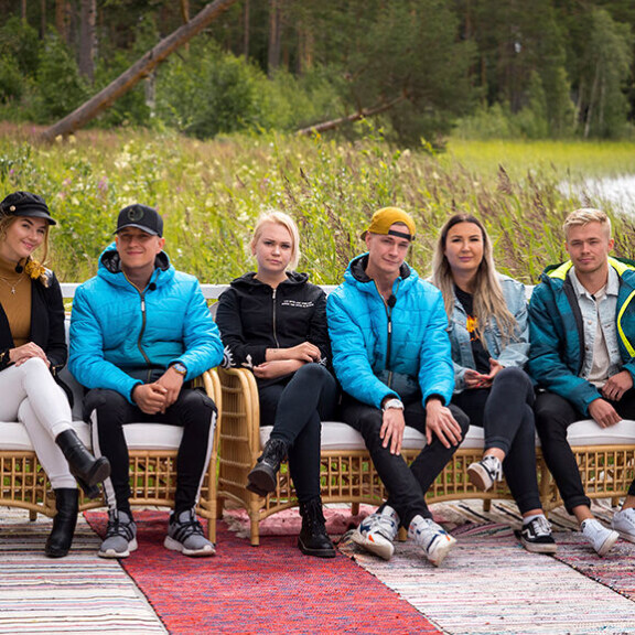Myös naisten saarella ihmetellään, mitä lähitulevaisuus tuo tullessaan. Varatut naiset ja treffikumppanit