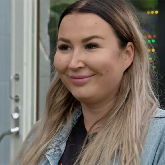 Jonna nauraa Inkun puheille. Jonna