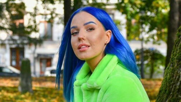 Sinisistä hiuksista tunnettu laulajakaunotar Tuuli paljastaa: Tyyli syntyi vahingossa! Tuuli