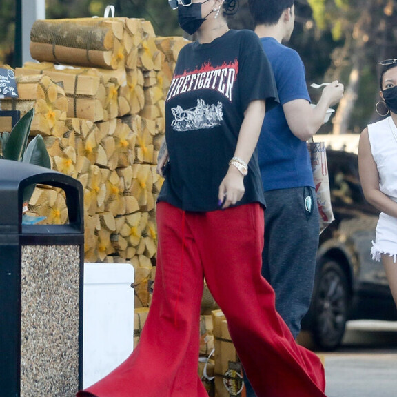 Rihanna bongattiin kaupasta ostamassa riisiä - paparazzikuvat paljastavat huikean vapaa-ajan tyylin! Rihanna