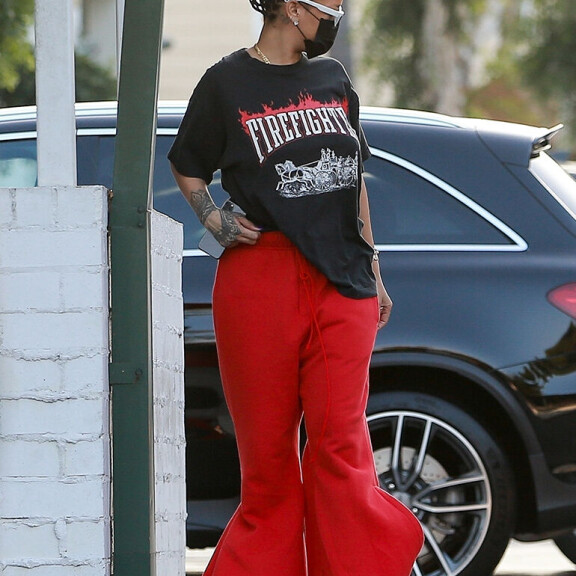 Rihanna bongattiin kaupasta ostamassa riisiä - paparazzikuvat paljastavat huikean vapaa-ajan tyylin! Rihanna