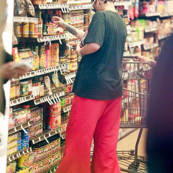 Rihanna bongattiin kaupasta ostamassa riisiä - paparazzikuvat paljastavat huikean vapaa-ajan tyylin! Rihanna