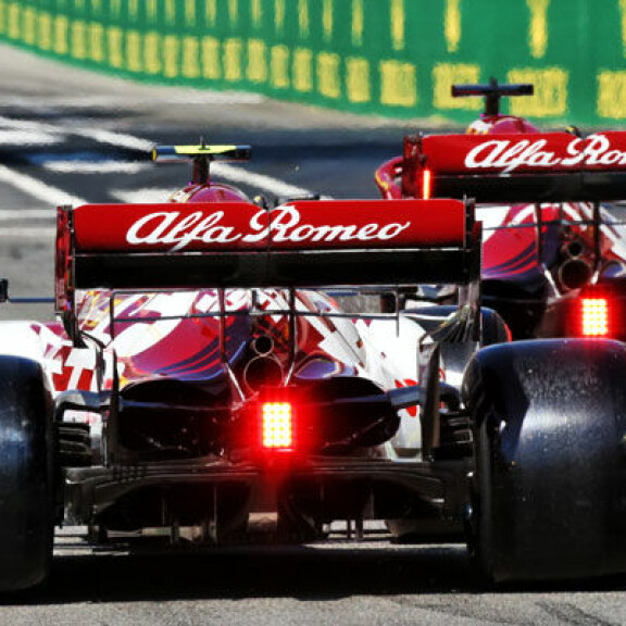Tallitoverit Antonio ja Kimi F1-kisoissa Italiassa syyskuun puolivälisssä. Antonio Giovinazzi (ITA) Alfa Romeo Racing C39 and Kimi Raikkonen (FIN) Alfa Romeo Racing C39. 12.09.2020. Formula 1 World Championship, Rd 9, Tuscan Grand Prix, Mugello, Italy, Qualifying Day