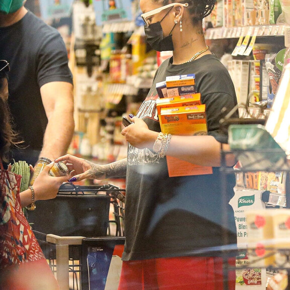 Rihanna bongattiin kaupasta ostamassa riisiä - paparazzikuvat paljastavat huikean vapaa-ajan tyylin! Rihanna