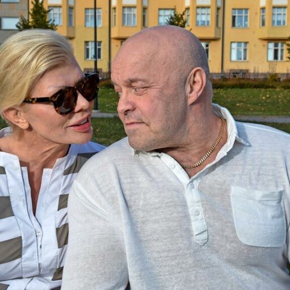 Oma mies Tapani Valkonen on tukenut Tiinaa vaikeuksien keskellä. – Kiitos, Tape, Tiina sanoo. Oma mies Tapani Valkonen on tukenut Tiinaa vaikeuksien keskellä. – Kiitos, Tape, Tiina sanoo.