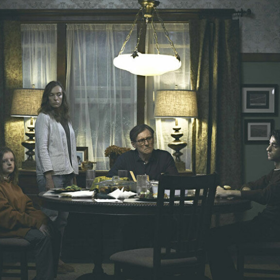 Näyttelijät Milly Shapiro, Toni Collette ,Gabriel Byrne ja Alex Wolff elokuvassa Hereditary - Pahan perintö. Gabriel Byrne, Alex Wolff, Milly Shapiro and Toni Collette in the ©A24 new film : Hereditary (2018) .