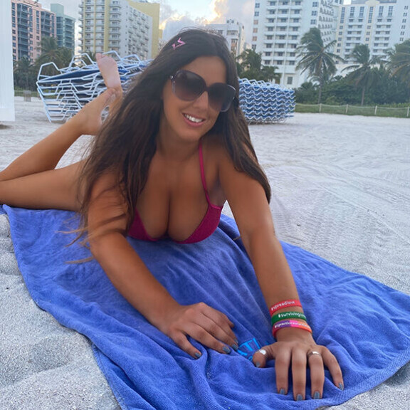 Oho, Playboy-malli Claudia Romani herutteli pikkubikineissään yksinään typötyhjällä rannalla - valokuvaaja riensi apuun! Claudia Romani
