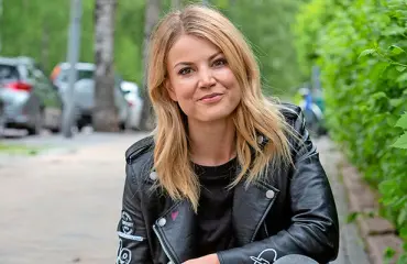Janni Hussi vitsailee tiukoissa trikoissa arasta aiheesta - faneilta napakymppiin osuva reaktio: "Kyllä tuossa asennossa pieru pääsee vahingossakin ilmoille"