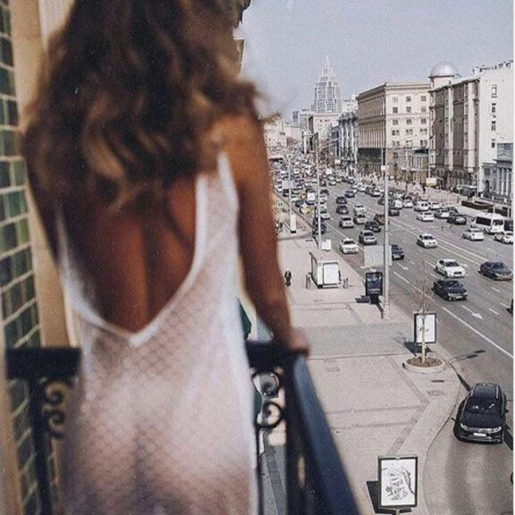 Tässä on Sara Chafakin Instagram-tililtään poistama kohukuva. Kuvakaappaus: Instagram. Sara Chafakin poistettu Instagram-kuva