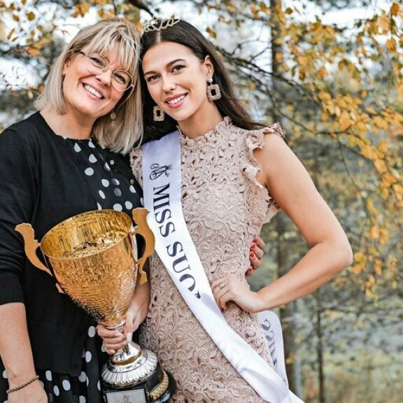 – Viivi on positiivinen ja sydämellinen tyttö, Kati kuvailee. Miss Suomi opiskelee yhteiskuntatieteitä ja on kiertänyt paljon maailmaa. – Viivi on positiivinen ja sydämellinen tyttö, Kati kuvailee. Miss Suomi opiskelee yhteiskuntatieteitä ja on kiertänyt paljon maailmaa.