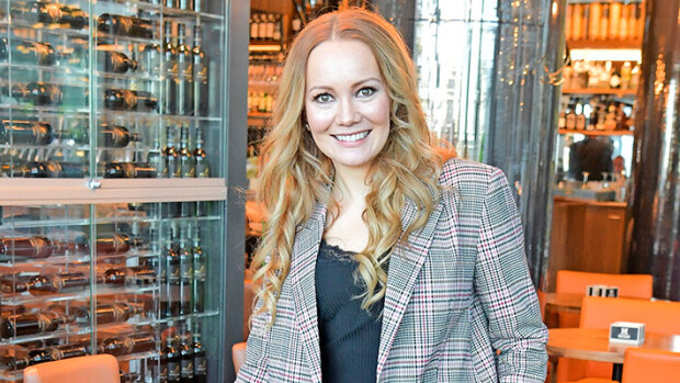 Juontajakaunotar Marja Hintikka poseeraa yllättäen bikineissä - vau, mikä vartalo! Katso harvinainen kuva Marjasta mela kädessä Marja Hintikka