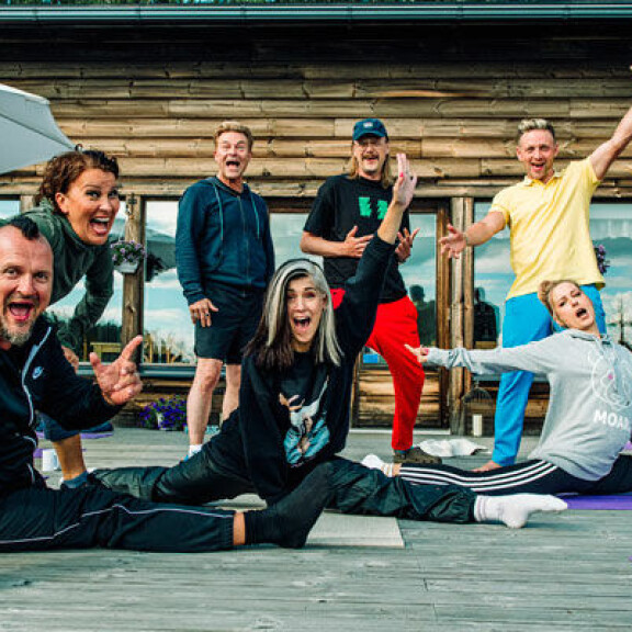 Artistit kokeilevat naurujoogaa Jannikan päivänä. Kuvaaja Petri Aho. vain_elamaa_kausi_11_jakso_2_24_kuvaaja_petri_aho.jpg