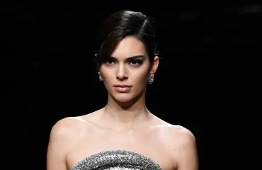 Tyylikkäintä tankkausta ikinä? Supermalli Kendall Jenner vie huoltsikkapysäytykset uusiin ulottuvuuksiin!