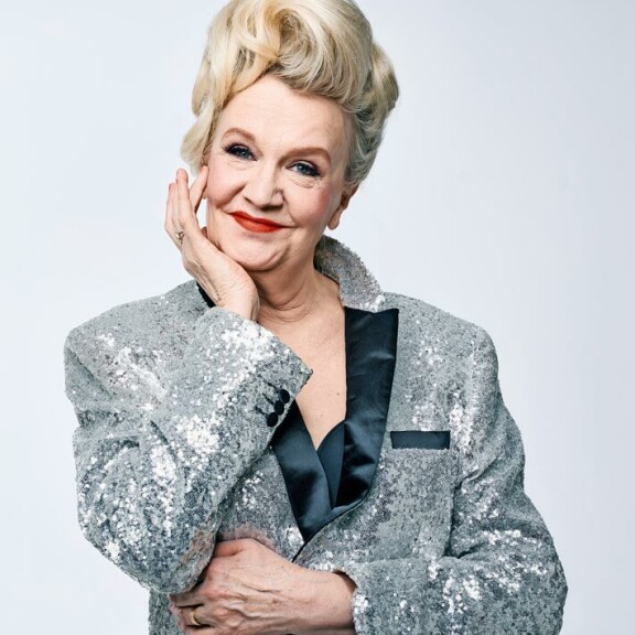Grease-musikaaliin kiinnitetyn Jorman korvasi Miitta Sorvali, mikä oli Jormasta loistava päätös. Grease-musikaaliin kiinnitetyn Jorman korvasi Miitta Sorvali, mikä oli Jormasta loistava päätös.