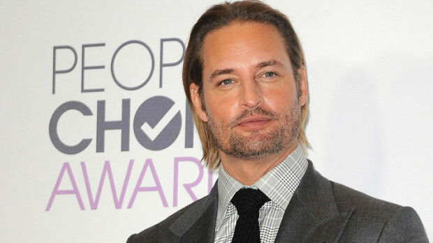 Lost-sarjan karski könsikäs rannalla! Näyttelijä Josh Holloway vietti aurinkoista päivää vaimonsa kanssa – leijonanharja hulmusi tuulessa Josh Holloway