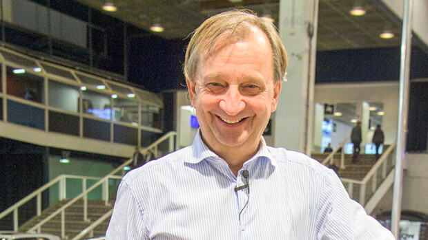 Yllätysveto! Hjallis Harkimo julkaisi yläosattoman kuvan mairean hymyn kera - katso! Hjallis Harkimo