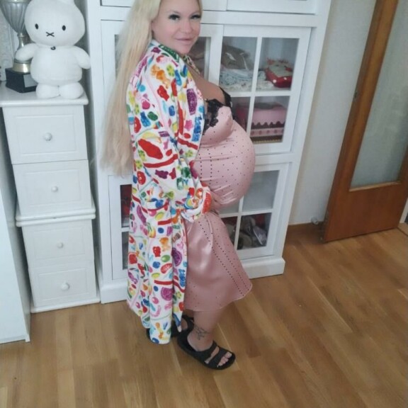 Johanna onnellisena kotona hieman ennen sairaalaan lähtöä. Johanna Tukiainen