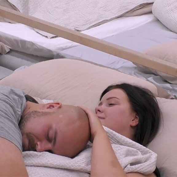 Kaksinaamaista peliä! Big Brother-Joel antoi pakit Sasalle ja nimesi hänet häätöäänestykseen - kiehnää silti Sasan kainalossa jatkuvasti! BB