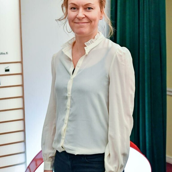 Miikan vaimo on ohjaaja-käsikirjoittaja Paula Korva. Miikan vaimo on ohjaaja-käsikirjoittaja Paula Korva.