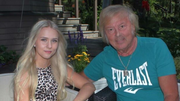 Kohukaksikko Alkossa! Danny, 77, ja avustajakaunotar Helmi Loukasmäki, 19, yhdessä juomaostoksilla – kuva! Danny ja Helmi Loukasmäki