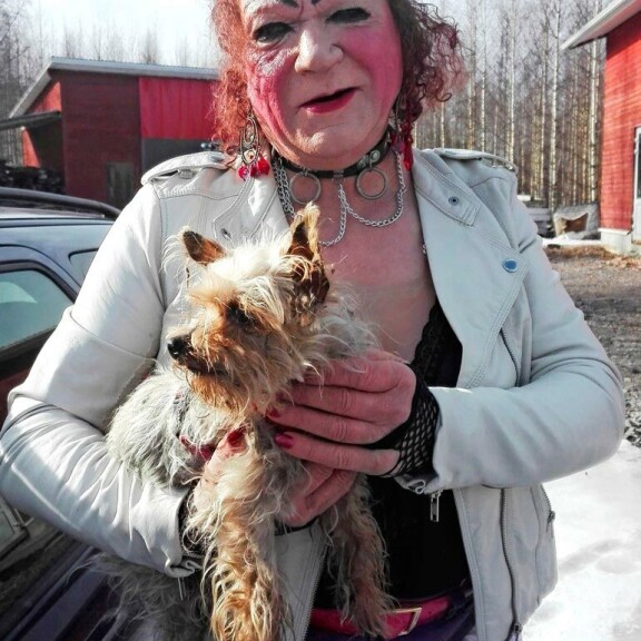 Markus on omistanut kirjansa “isin pikku Janzekille”, eli edesmenneelle lemmikikoiralleen. Kirjassa on paljon kuvia Markuksen lemmikeistä. Markus on omistanut kirjansa “isin pikku Janzekille”, eli edesmenneelle lemmikikoiralleen. Kirjassa on paljon kuvia Markuksen lemmikeistä.