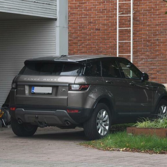 Beata Papp kävi autokaupoilla. Beata Papp kävi autokaupoilla.