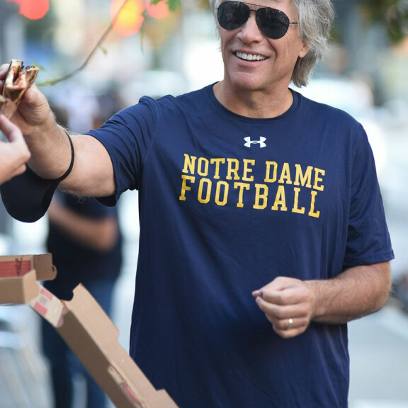 Rokkari otti pitsan ilolla vastaan. jon bon jovi pitsa 2
