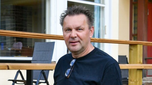 Huikean tv-uran tehnyt Pekka Rautionmaa vaihtoi Hollywoodin Punkalaitumeen – pelasti talon purku-uhan alta! Pekka Rautionmaa