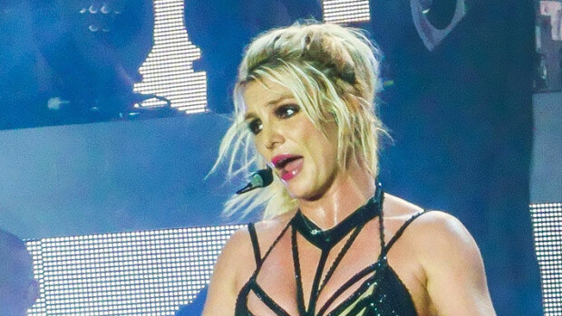 Urheilullisen lahjakas laulaja! Britney Spears kävelee käsillään – katso video! Britney Spears