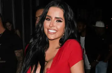 Kurittomat kurvit! Uhkea Abigail Ratchford yläosattomissa – kädet peittävät vain pienen osan kurvikuningattaren kummuista!  