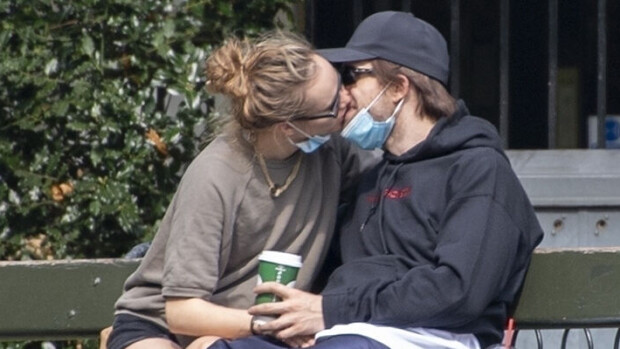 Rakkaus roihuaa! Näyttelijä Robert Pattinson kuherteli Suki-mallirakkaansa kanssa puistossa - paparazzikuvat! Robert Pattinson ja Suki Waterhouse