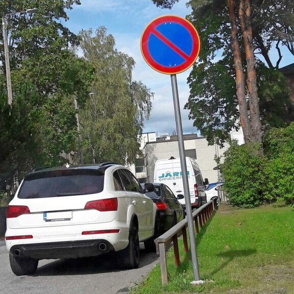 Kohukaunotar kuvasi itseään! Nanna Karalahden törkyparkkeeraus ihmetytti – kuva! Nanna Karalahden auto.
