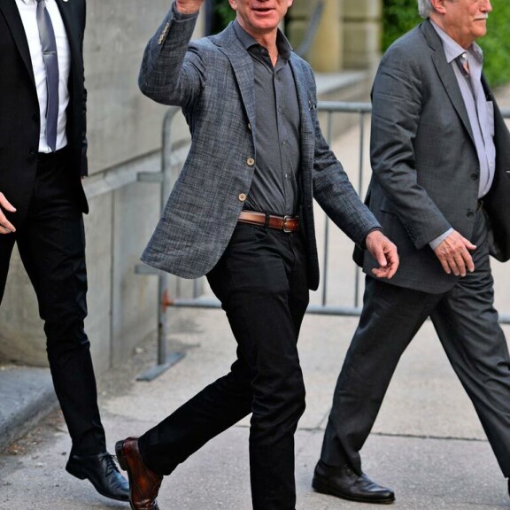 Vihapuhe köyhdytti Mark Zuckerbergiä, Kylie Jenner kolkuttelee miljardöörikerhon ovia – Forbes-lehden lista kertoo paljon ökyrikkaista superjulkkiksista! Jeff Bezos