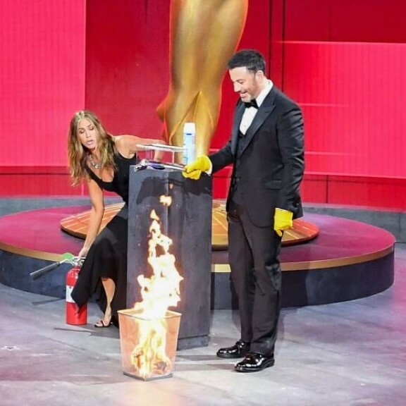 Emmy-gaalassa syttyi tulipalo: Jennifer Aniston syöksyi sammuttamaan liekkejä - kuva! Katso lista voittajista! Emmy-gaala