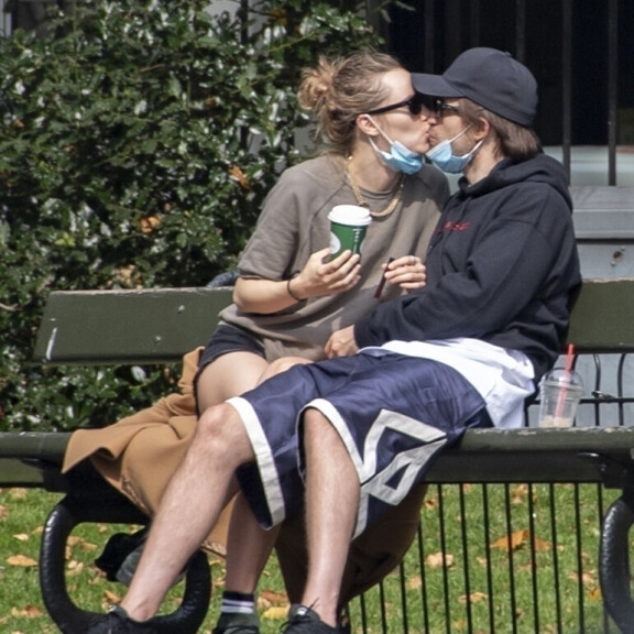 Rakkaus roihuaa! Näyttelijä Robert Pattinson kuherteli Suki-mallirakkaansa kanssa puistossa - paparazzikuvat! Robert Patti§nson ja Suki Waterhouse