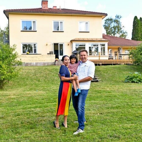 Pekka ja amerikkalainen Feifei ovat olleet naimisissa vuodesta 2014. Heidän neljävuotias tyttärensä Catalina puhuu kolmea kieltä: englantia, suomea ja kiinaa. Pekka ja amerikkalainen Feifei ovat olleet naimisissa vuodesta 2014. Heidän neljävuotias tyttärensä Catalina puhuu kolmea kieltä: englantia, suomea ja kiinaa.