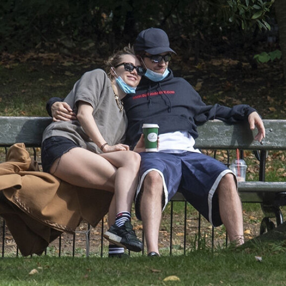 Rakkaus roihuaa! Näyttelijä Robert Pattinson kuherteli Suki-mallirakkaansa kanssa puistossa - paparazzikuvat! Robert Pattinson ja Suki Waterhouse