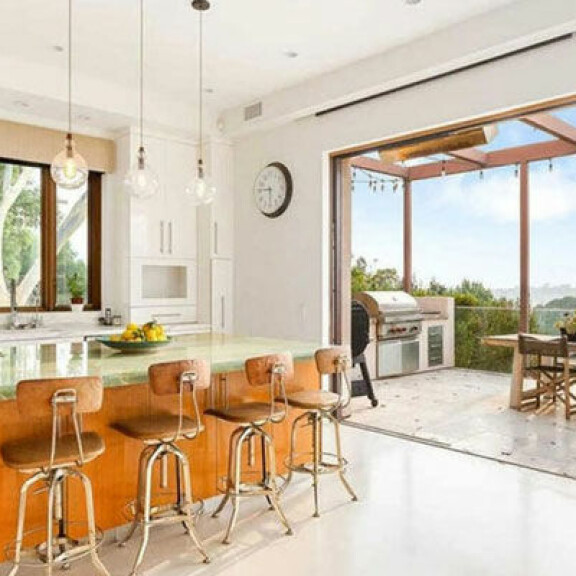 Näyttelijäkomistus Chris Hemsworth myy taloaan viidellä miljoonalla: luksuslukaalista aukeavat hengästyttävät maisemat - katso kuvat! 17