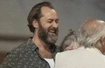 Jude Law ryyppäsi poikansa synttäreillä – tanssi ja nauroi kadulla riehakkaasti: katso paparazzikuvat! 