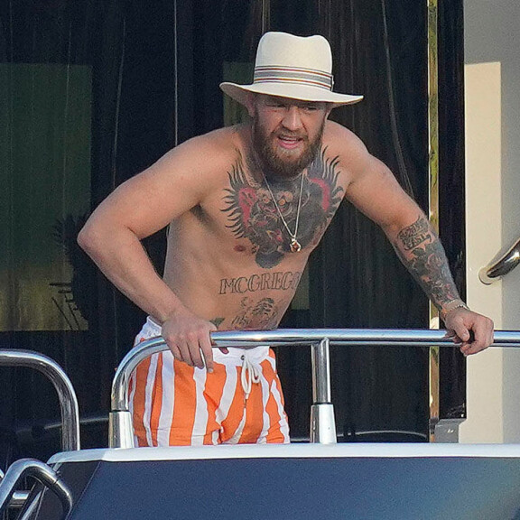 Conor muistuttaa hieman 80-luvun elokuvien gansteria olkihatussaan. conor mcgegor