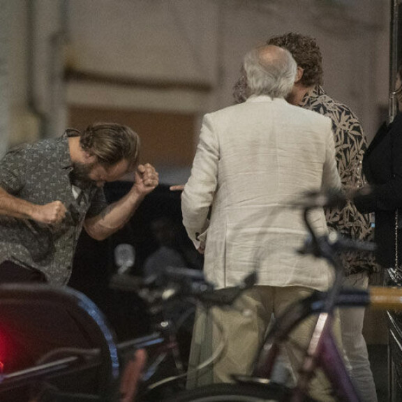 Jude Law ryyppäsi poikansa synttäreillä – tanssi ja nauroi kadulla riehakkaasti: katso paparazzikuvat! jude law tanssii 2