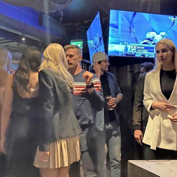 Jokereiden KHL-pelaajat parvelivat missifinalistien seassa innokkaina helsinkiläisessä ravintolassa. Jokereiden KHL-pelaajat parvelivat missifinalistien seassa innokkaina helsinkiläisessä ravintolassa.