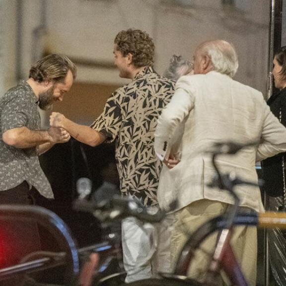 Jude Law ryyppäsi poikansa synttäreillä – tanssi ja nauroi kadulla riehakkaasti: katso paparazzikuvat! jude law tanssii