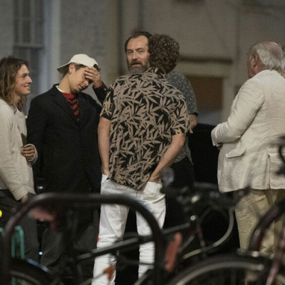Jude Law ryyppäsi poikansa synttäreillä – tanssi ja nauroi kadulla riehakkaasti: katso paparazzikuvat! jdue law 4