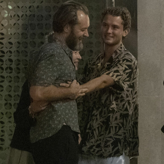 Jude Law ryyppäsi poikansa synttäreillä – tanssi ja nauroi kadulla riehakkaasti: katso paparazzikuvat! jude law