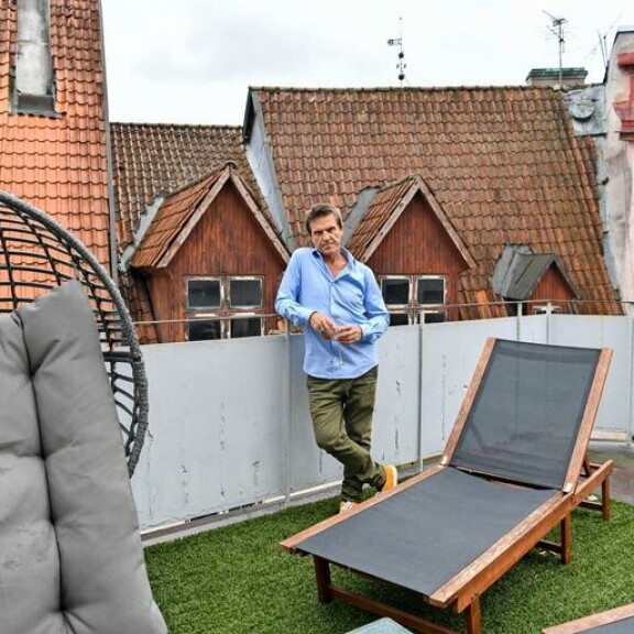 Sedun kattohuoneiston kruunaa komea terassi, jolla kelpaa köllötellä ilmojen salliessa. Sedun kattohuoneiston kruunaa komea terassi, jolla kelpaa köllötellä ilmojen salliessa.