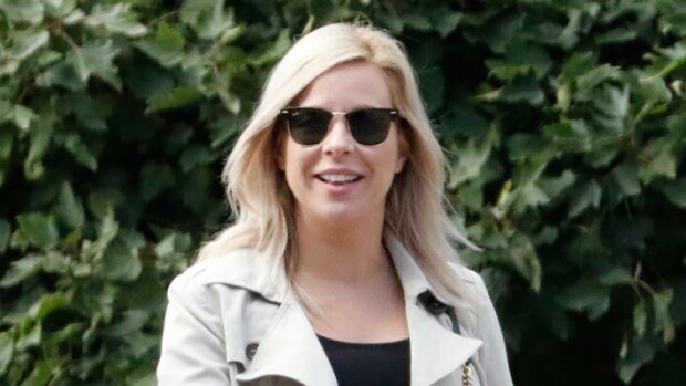 Raskausonnea hehkuva Krista Siegfrids ulkoilutti luksuslaukkua – tuoreet paparazzikuvat! Krista Siegfrids