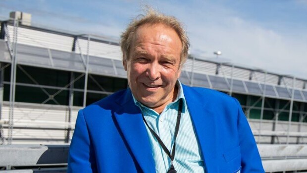 Nuoresta kihlatustaan eronnut Teuvo Hakkarainen tunnekuohun vallassa: vaatii Stephanielta sormusta takaisin – ”Maksoi kolme tonnia!” Teuvo Hakkarainen